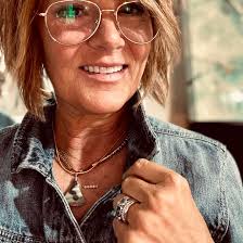 How to renovate a linen cabinet in a bathroom?