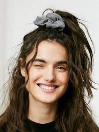 They Are Back 90s Hairstyles Which We Immediately Want To Redeem Hair Styles Scrunchie Hairstyles 90s Hairstyles