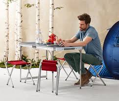 Masa ve sandalyelerin katlanma mekanizmaları çok iyi durumdadır. Kirmizi Katlanabilir Mobilya Seti 340630 Tchibo Com Tr