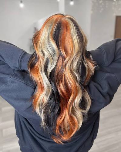 CALICO HAIR 🐈🤎🧡🤍 The placement of this calico colour is just tooo good  😺 Created by @afrufruslany Formula 👇 Copper - Copper Gloss Blonde - 9/38  + 11/0 Brunette - 4/0 What do we think?! www.tradehairsupplies.co.uk