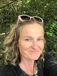 Beth Sanderson's Instagram, Twitter & Facebook