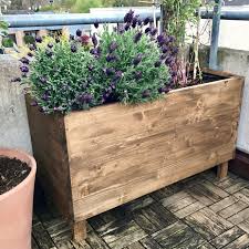 Eine Einfache Pflanzkiste Aus Holz Fur Den Balkon Selber Bauen So Geht S Auch Als Hochbeet Fur Garten Und Pflanzen Gartengestaltung Ideen Balkon Selber Bauen