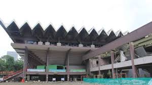 Deretan bangku rusak pada tribun penonton stadion utama gelora bung karno (gbk) senayan, jakarta, 10 oktober 2015. Renovasi Gbk Mengikuti Standar Arena Olahraga Internasional