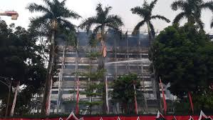 Kebakaran itu terjadi di gedung kejaksaan agung yang beralamat di jalan sultan hasanudin dalam, kelurahan. 10 Jam Gedung Kejaksaan Agung Masih Terbakar Damkar Kesulitan Sumber Air
