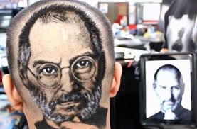 A queue or cue is a hairstyle worn by the jurchen and manchu peoples of manchuria, and later required to be worn by male subjects of qing china. Verruckte Kunst In Haaren Barbier Rasiert Kunden Steve Jobs Oder Tupac In Die Frisur Panorama Stuttgarter Nachrichten
