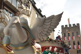 Der vor aschermittwoch gelegene donnerstag wird traditionell als weiberfastnacht bezeichnet. Wann Ist Karneval Wann Beginnt Endet Die Karnevalszeit Welt Zeit Uhren Info