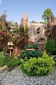 Blumenbeet Mit Dekorativer Holztur Und Vogelhaus Garten Cottage Garten Garten Ideen