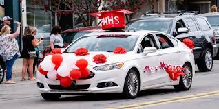 Over 140 cars drove out to see summerhill residents. Graduates Of Port Huron High Schools Parade Through Downtown In Celebration
