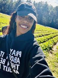 Joanne Pelzer's Instagram, Twitter & Facebook