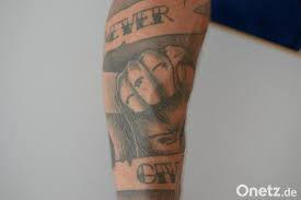 Want to see the world's best never give up tattoo designs? Ein Tattoo Als Lebensmotto Never Give Up Onetz