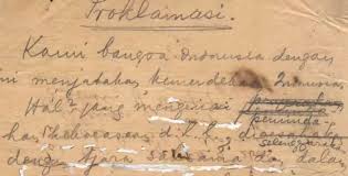 Bahkan akhirnya ia dipercaya untuk mengetik teks proklamasi yang di tulis tangan oleh soekarno. Naskah Proklamasi Kemerdekaan Disusun Di Rumah Siapa Simak Jawaban Latihan Ulangan Kelas 6 Sd Nomor 6 15 Portal Purwokerto