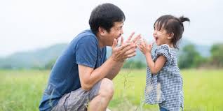 Papa yang sibuk dengan bisnisnya sering hubungan aku dan kedua orang tuaku jadi sedikit renggang. Inilah 7 Cara Membangun Kedekatan Ayah Dan Anak Perempuannya
