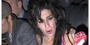 Amy Winehouse säuft sich fast ins Koma
