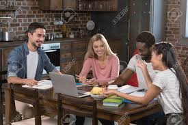 Beim fernstudium werden meist formen des virtuellen lernens mit präsenzveranstaltungen kombiniert. Studenten Die Zu Hause In Der Kuche Studieren Lizenzfreie Fotos Bilder Und Stock Fotografie Image 86378507