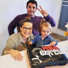 Et l'inévitable a fini par se produire puisque, au moment où les deux amoureux s'apprêtaient à pénétrer dans une rame du métro, denis, pris dans l'euphorie du moment, n'a pas vu que julie fonçait droit dans un poteau, qu'elle a pris en. Julie Et Denis Pekin Express Photos Facebook