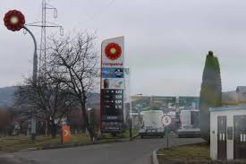 Preturile din peste 1200 de statii omv, petrom, rompetrol si. Pretul Benzinei Si Motorinei Mai Mic In Statia Petrom Din Bistrita Dar Peste 5 Lei Litru Foto