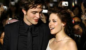 Les deux acteurs sont ensemble depuis trois ans et se sont rencontrés sur le tournage de twilight. Robert Pattinson Et Kristen Stewart Pris En Flagrant Delit