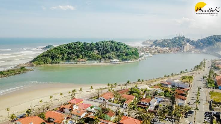 Vista panorâmica da orla e da cidade de Itanhaém, no litoral de São Paulo
