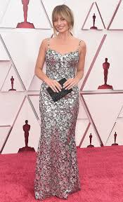 Margot robbie showed up at tonight's academy awards with a dramatic new hairstyle. M5w X0q9tq1u8m