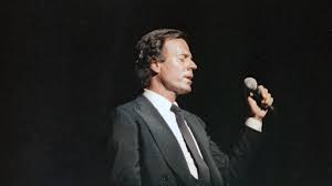 Netflix presenta serie sobre la vida del cantautor español Julio Iglesias | WFLA