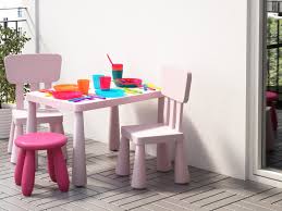 Table de jardin et barbecue, fontaine. Salon De Jardin Pour Enfants Du Mobilier Comme Les Grands Joli Place