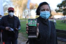 Come e chi può scaricare il green pass dopo la prima dose di vaccino e che differenza c'è con la certificazione di avvenuta vaccinazione della regione lazio, che si può scaricare sul sito salute. Green Pass Anche Sulle App Io E Immuni Come Scaricare Il Certificato Verde Giornale Di Sicilia