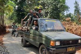 Teng baja perang cara mengemudinya / foto: Biasa Naik Mobil Perang Komandan Tni Diangkut Kijang Pikap Penuh Kayu Gridoto Com