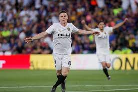 Fue una apuesta personal de javi gracia, lo que le convenció para forzar y quedarse, aunque hasta ahora. Kevin Gameiro Valencia After Winning The Final Of The Spanish Cup Against Barca It S Beautiful Foot Spain