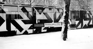 This Black And White Design Looks Very Modern On This Train And Blends Well With The Environm Environmental Design Environmental Graphics Visual Communication