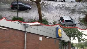 Gibt es regen, hagel, gewitter oder im winter gar schnee? Unwetter Fegt Ubers Ruhrgebiet Lidl In Essen Geraumt Strassen In Bochum Unter Wasser Derwesten De
