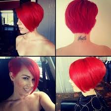 Leave one part longer than the other to get an asymmetric look and feel. Bellissimi Colori Per La Tua Moda Capelli Corti Autunno Nuove Acconciature Short Hair Trends Short Red Hair Hair Styles