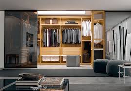 Progettare una cabina armadio in una stanza piccola ed asimmetrica è un'irresistibile sfida che è possibile vincere, perché avremo comunque a disposizione lo spazio fino al soffitto ed un'attrezzatura interna modulare adattabile alle nostre esigenze. Come Progettare La Tua Cabina Armadio Arredamento Facile
