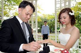 Photography wedding wedding photos that fail to become viral roonyx / september 25,. This Singaporean Couple S Wedding Photos Are So Bad They Want You To Laugh At Them