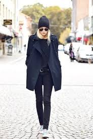 Schwarzer Mantel Schwarzer Pullover Mit Rundhalsausschnitt Schwarze Enge Jeans Hellblaue Niedrige Sneakers Fur Dame Schwarzer Mantel Schwarzes Outfit Outfit