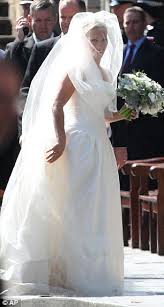 Zara phillips arrives with father mark for her wedding to mike tindall at canongate kirk in edinburgh. Zara Phillips Wedding Dress Quintessential English Bride For Mike Tindall Daily Mail Online