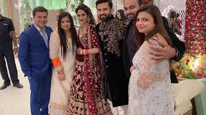 Nusrat jahan and husband nikhil jain hosted a grand wedding reception in kolkata which was attended by west bengal chief minister mamata banerjee and mp mimi chakraborty among others. In Photos Nusrat Jahan Nikhil Jain Look Straight Out Of Paradise At Their Wedding Reception