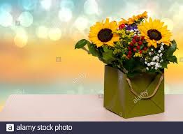 La consegna è a domicilio! Carta Compleanno Con Regalo E Fiore Di Girasole Lettere Di Buon Compleanno Biglietto Di Auguri A Mamma Ragazza Con Fiori Foto Stock Alamy