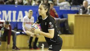 Portarul echipei de handbal feminin csm bucurești, paula ungureanu, a avut parte de momente de coșmar la budapesta, în timpul meciului cu ferencvaros. O BrasoveancÄ Face SenzaÅ£ie Pentru U Cluj In Liga NaÅ£ionalÄ De Handbal Feminin Nu A Implinit 17 Ani Portal Mytex Ètiri BraÈov