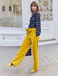 Retrouvez sur la halle toutes les informations de l'article pantalon droit fluide femme bleu. Comment Porter Le Pantalon Large 20 Idees Stylees Pantalon Large Pantalon Jaune Pantalon Jaune Tenue