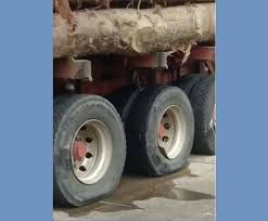 Keadaan kereta yang dinaiki mangsa bersama tiga rakannya remuk dalam kejadian pagi tadi. Pemandu Lori Careta