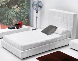 Questo letto rivestito in tessuto grigio diventerà il centro focale della camera da letto grazie al suo look semplice e moderno. Idee Letto Una Piazza E Mezza Misure E Modelli Piu Amati Diotti Com