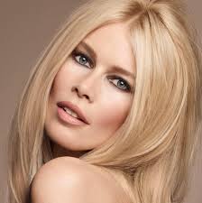 Claudia Schiffer adicionou uma foto nova.