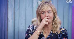 Elle est alors engagée pour faire des sketchs dans l'émission la mode, la. Fkv Ftn4yozzpm