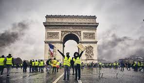 Deux gilets jaunes en haut de l'arc de triomphe samedi 1er décembre 2018 crédits : Manifestation Des Gilets Jaunes Aux Champs Elysees