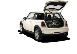 Foto Mini Folding Bike Eingeklappt Im Kofferraum Eines Mini Vergrossert