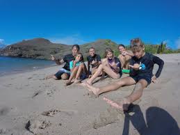 Des guerres tribales opposaient parfois les marquisiens, qui pratiquaient alors le cannibalisme rituel avec les prisonniers de guerre. Joyeuses Bande Sur La Plage Tahuata Iles Marquises Polynesie Makemedream