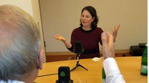 Mit einer stimmenmehrheit der grünen mit der spd, den linken und der fdp könnte dieser albtraum bei der annalena baerbock ist kanzlerkandidatin der grünen. Ulrich Wickert Im Gesprach Mit Annelena Baerbock Stern De