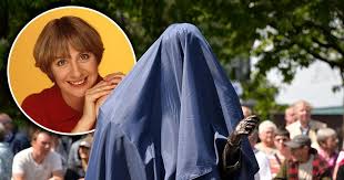 I am very pleased indeed that we have been able to obtain the services of graham ibbeson. Statue To Late Comedy Legend Victoria Wood Unveiled In Her Hometown Bury Manchester Evening News