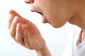 5 causas que provocan el mal aliento - Clinica Dental Urumea