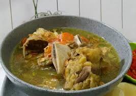 Tak perlu menunggu pagi hari untuk salah satu hidangan paling pas untuk menikmati sop iga sapi adalah dengan bertemankan nasi hangat atau ketupat dan dinikmati bersama dengn emping. Sop Iga Sapi Bening Sajian Sedap